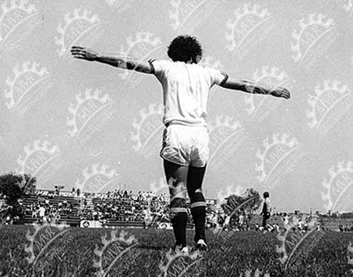 Hugo Sánchez de espaldas en estadio